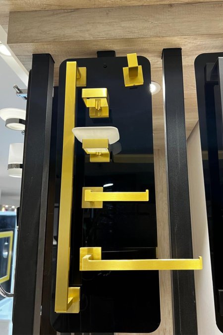 طقم إكسسوارات حمّام جداري ذهبي – ديزاين مربّع (6 قطع)